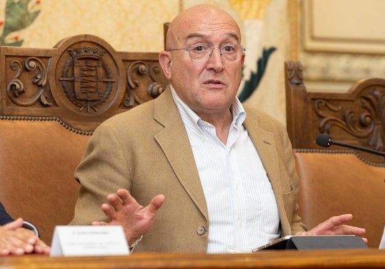 El alcalde de Valladolid Jesús Julio Carnero durante una intervención ante los medios.