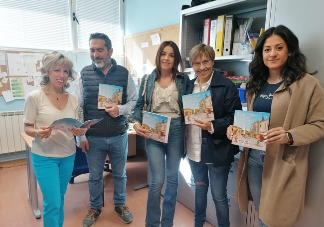 Entrega del cuento infantil en uno de los colegios de Tudela de Duero