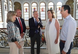 Los diputados María José de la Fuente y Juan Antonio Obispo flanquean al vicerrector, al rector y a la presidenta de la Diputación.