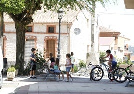 Un grupo de niños y niñas juegan al mediodía en las calles de Canalejas.