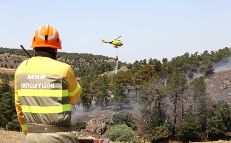 Bomberos Forestales durante los trabajos de extinción de un incendio en La Higuera, (Segovia) la semana pasada.