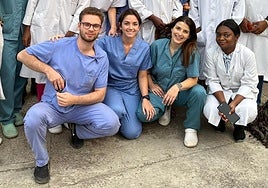 Javier y Alicia (abajo, de azul claro, los primeros por la izquierda) acompañados de los médicos locales en Kinshasa.