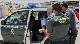 Agentes de la Guardia Civil durante la detención del sospechoso.