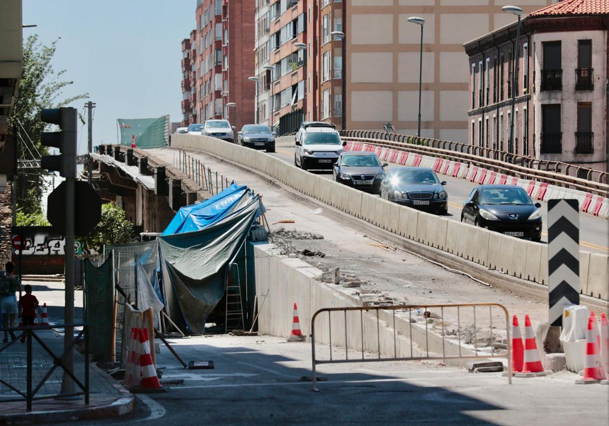 Estado de las obras en el viaducto de Arco de Ladrillo una vez retirados los quitamiedos de un lateral.