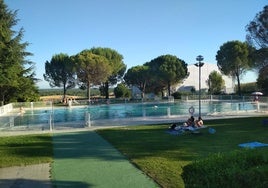 Fotografía de archivo de la piscina municipal de Cuéllar.