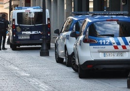 Varios coches de la Policía Local y de la Nacional en Salamanca en una imagen de archivo.