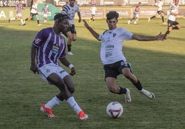 El vallisoletano Tunde pasa la pelota ante la oposición del segoviano Jere.