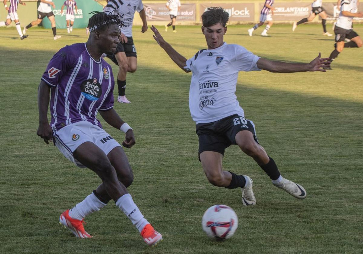 El vallisoletano Tunde pasa la pelota ante la oposición del segoviano Jere.