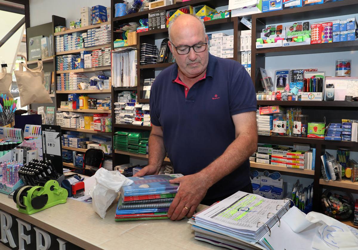 Ángel Iglesias, en su librería de la Calle Mayor.