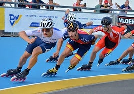 Adrián Alonso, patinador de los Rolling Lemons, en compitiendo en Pista.