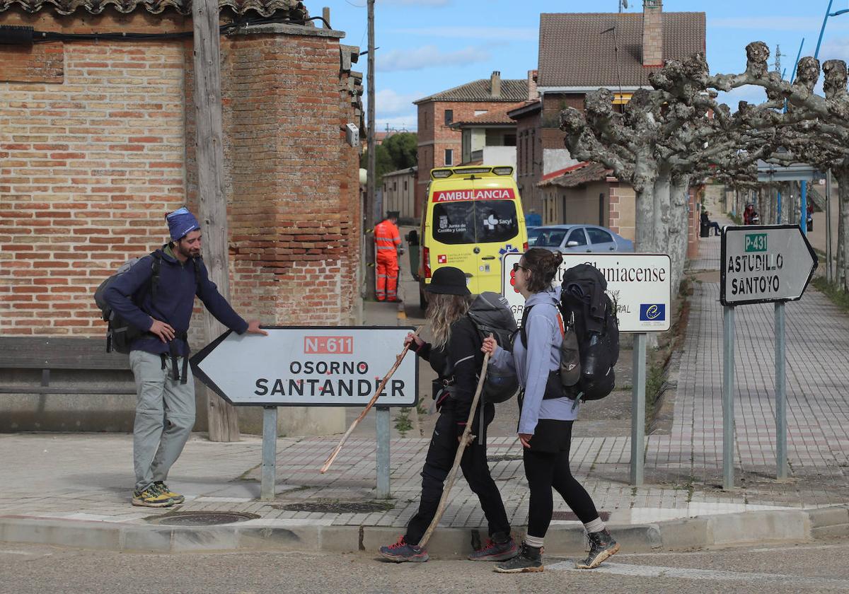 Peregrinos del Camino de Santiago a su paso por Frómista.