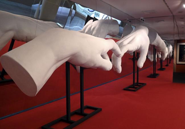 Piezas que complementan la exposición 'las manos mágicas'.