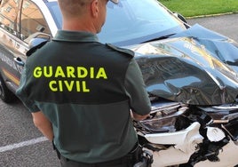 Detinen a un hombre que estrelló su vehículo agrícola contra uno de la Guardia Civil.