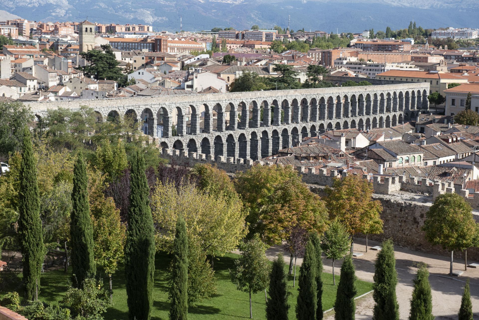 Adarve de la muralla de Segovia en el entorno del Acueducto.