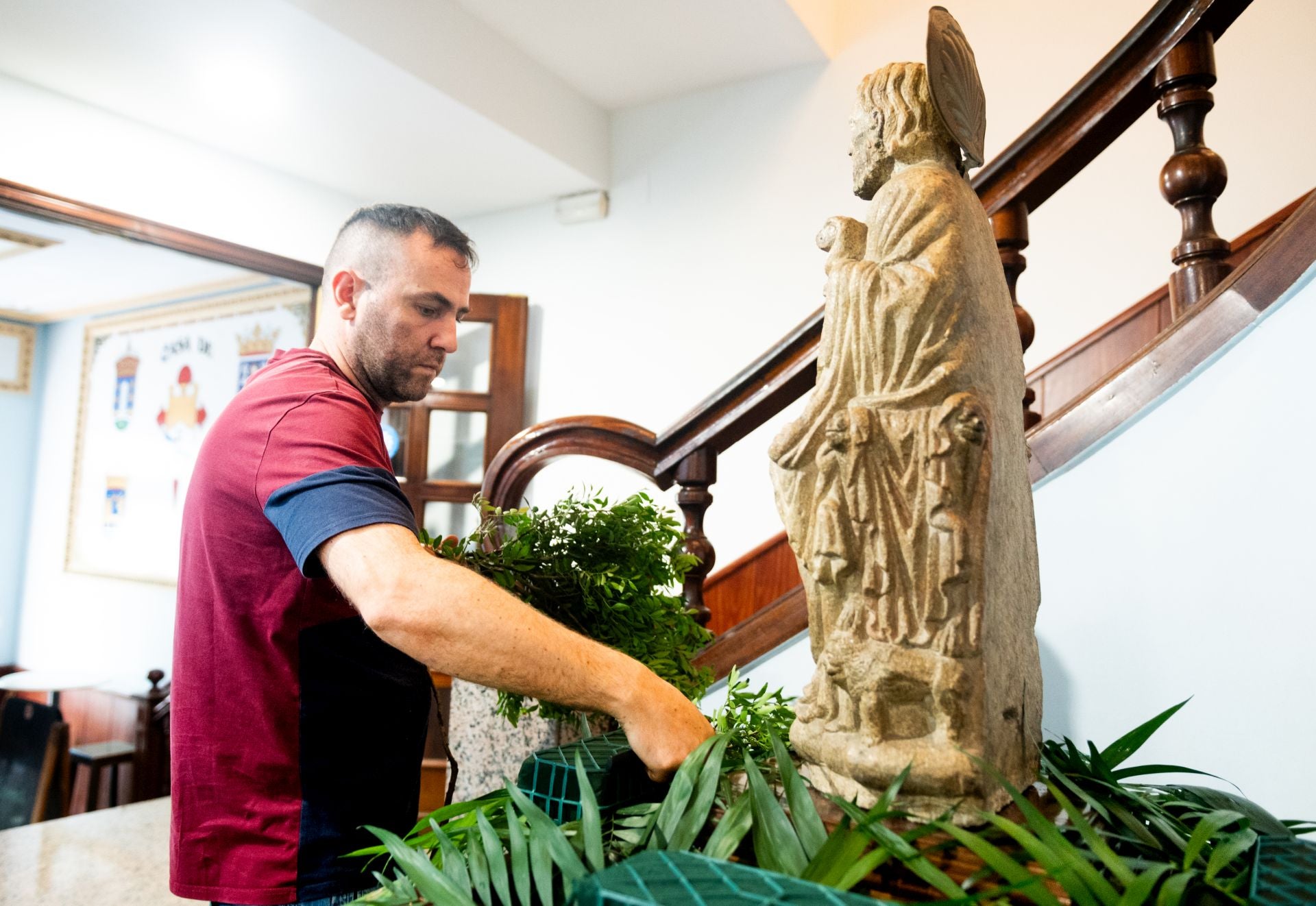 El florista prepara la estatua del Apóstol para el desfile.