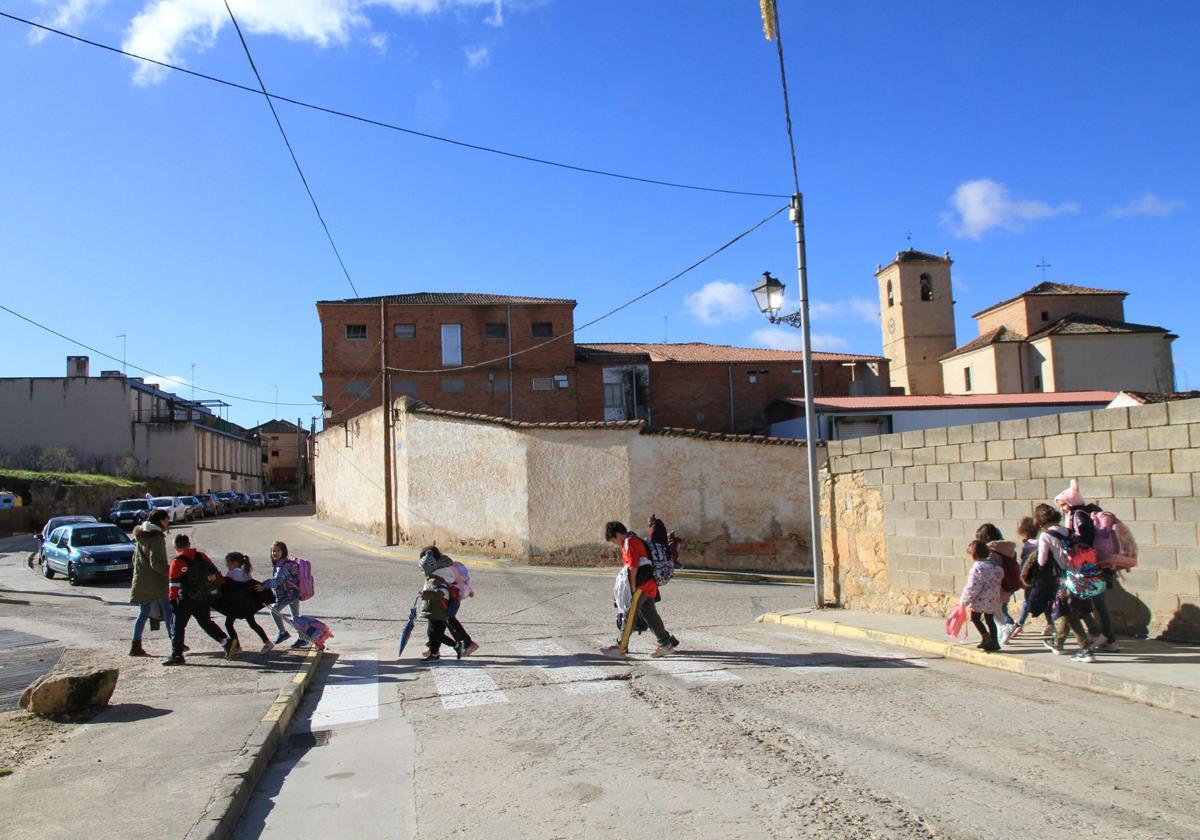 Niños en Bernuy de Porreros, uno de los municipios que más ha aumentado su padrón.