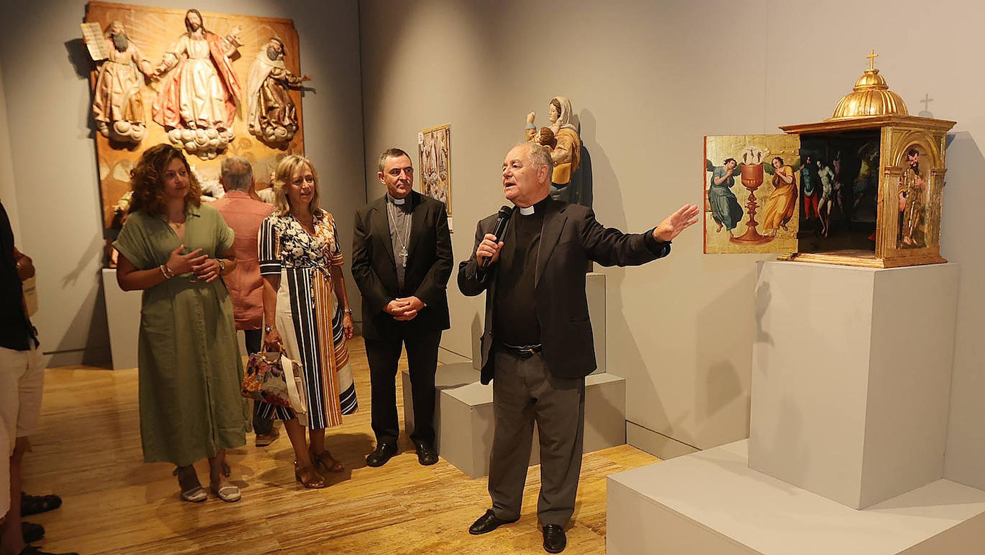 El delegado de Patrimonio, José Luis Calvo Calleja, explica detalles de la exposición.