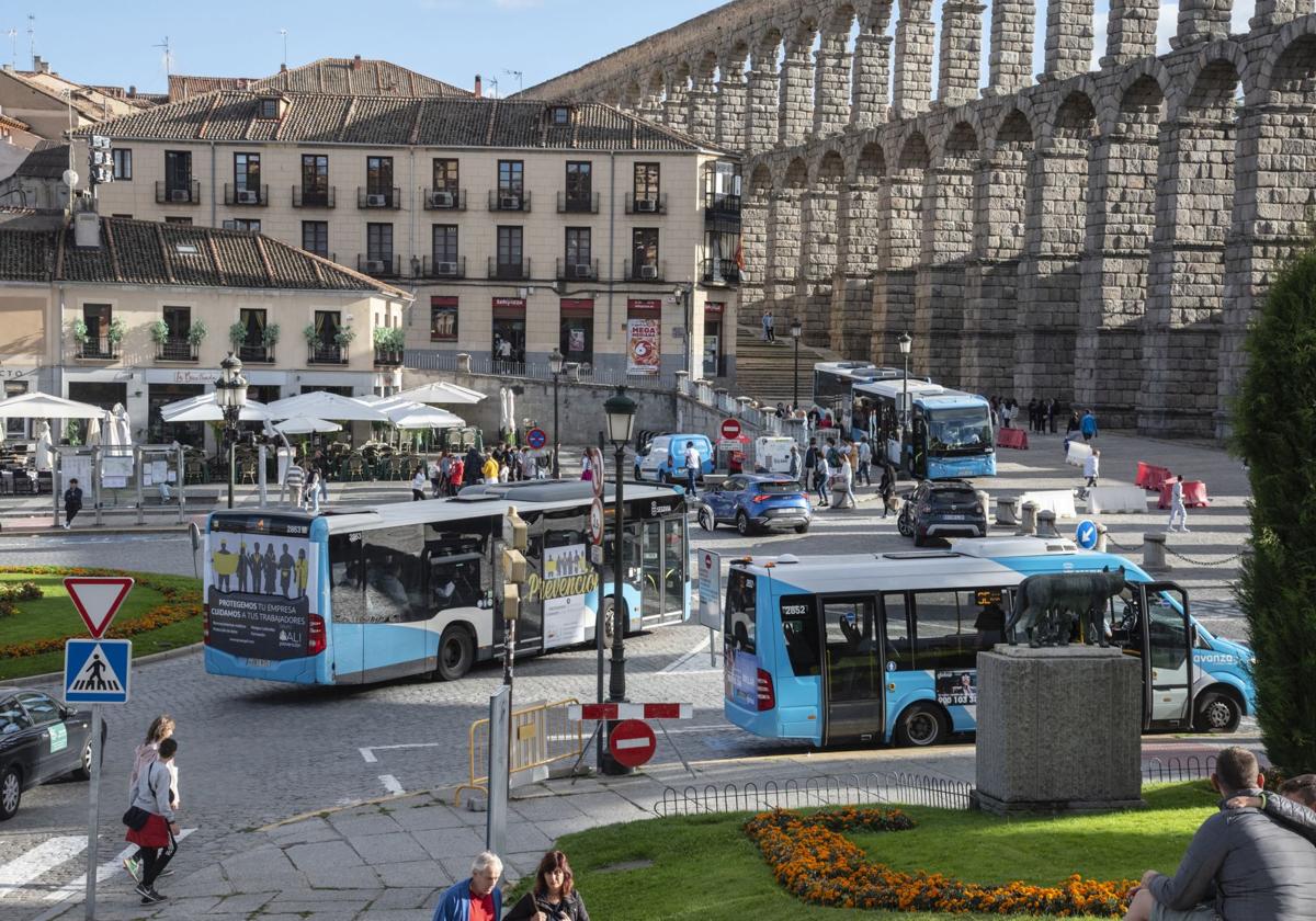 Varios autobuses del servicio público de transporte urbano, durante el ensayo de las lanzaderas.