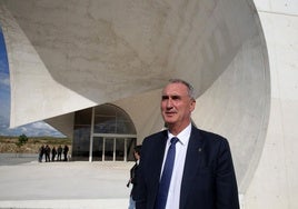 José Mazarías, en el acceso al edificio CIDE.