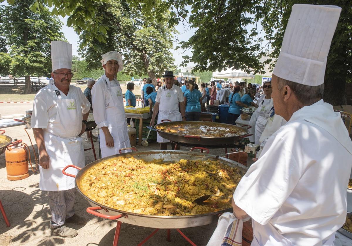 Preparación de la paella popular por parte de la Asociación de Cocineros de Segovia.