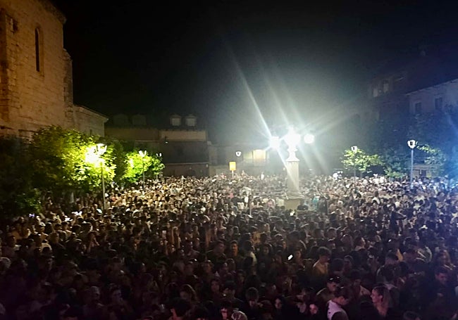 Multitud en la Plaza de España de Tudela de Duero