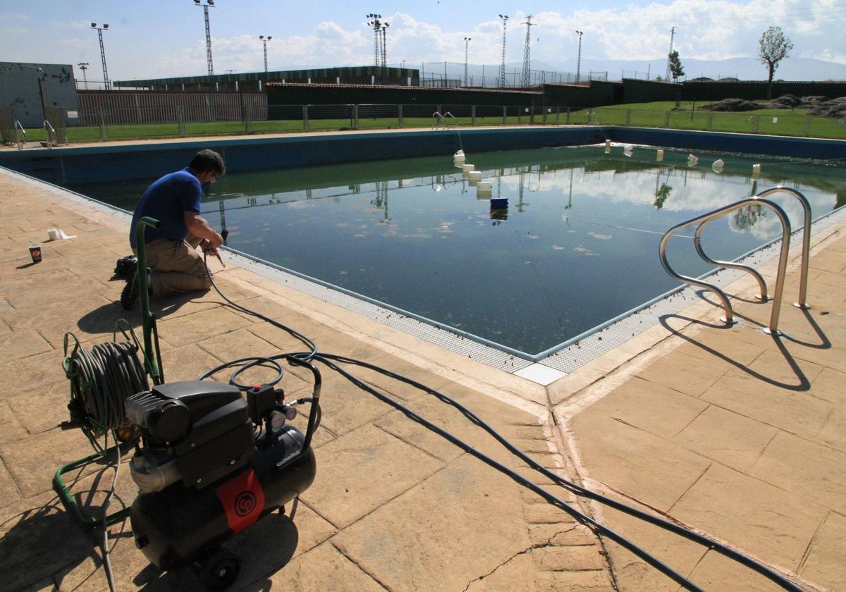 Labores de mantenimiento en la piscina municipal.