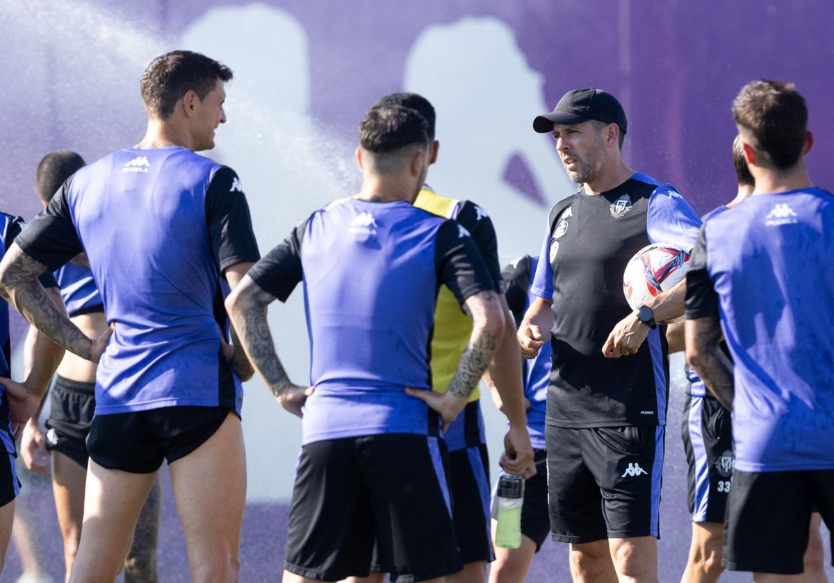 Pezzolano dialoga con sus jugadores durante un entrenamiento.