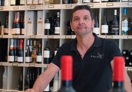 Fructuoso Prieto, gerente de la vinoteca 'El buen gusto vinos' en la tienda de Parquesol.