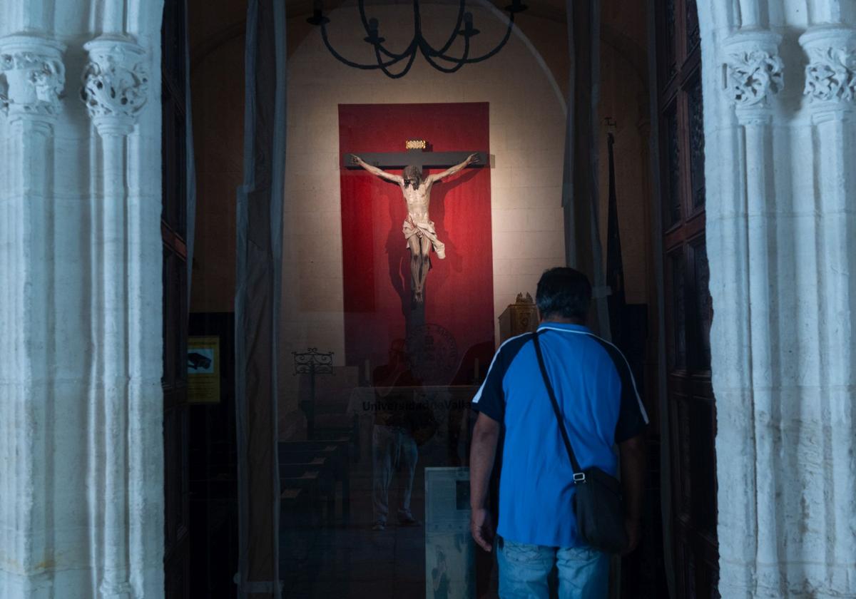 Un hombre, este viernes en la capilla del Cristo de la Luz, en el Palacio de Santa Cruz.