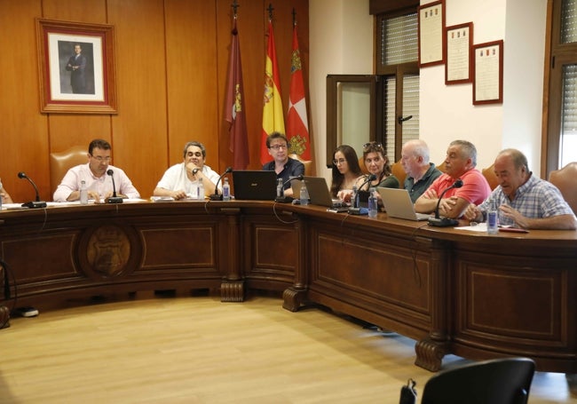 Pleno municipal de ayer jueves. A la izquierda el alcalde de Peñafiel, Roberto Díez -a su la do el interventor- y bancada de los gurpos de la oposición.