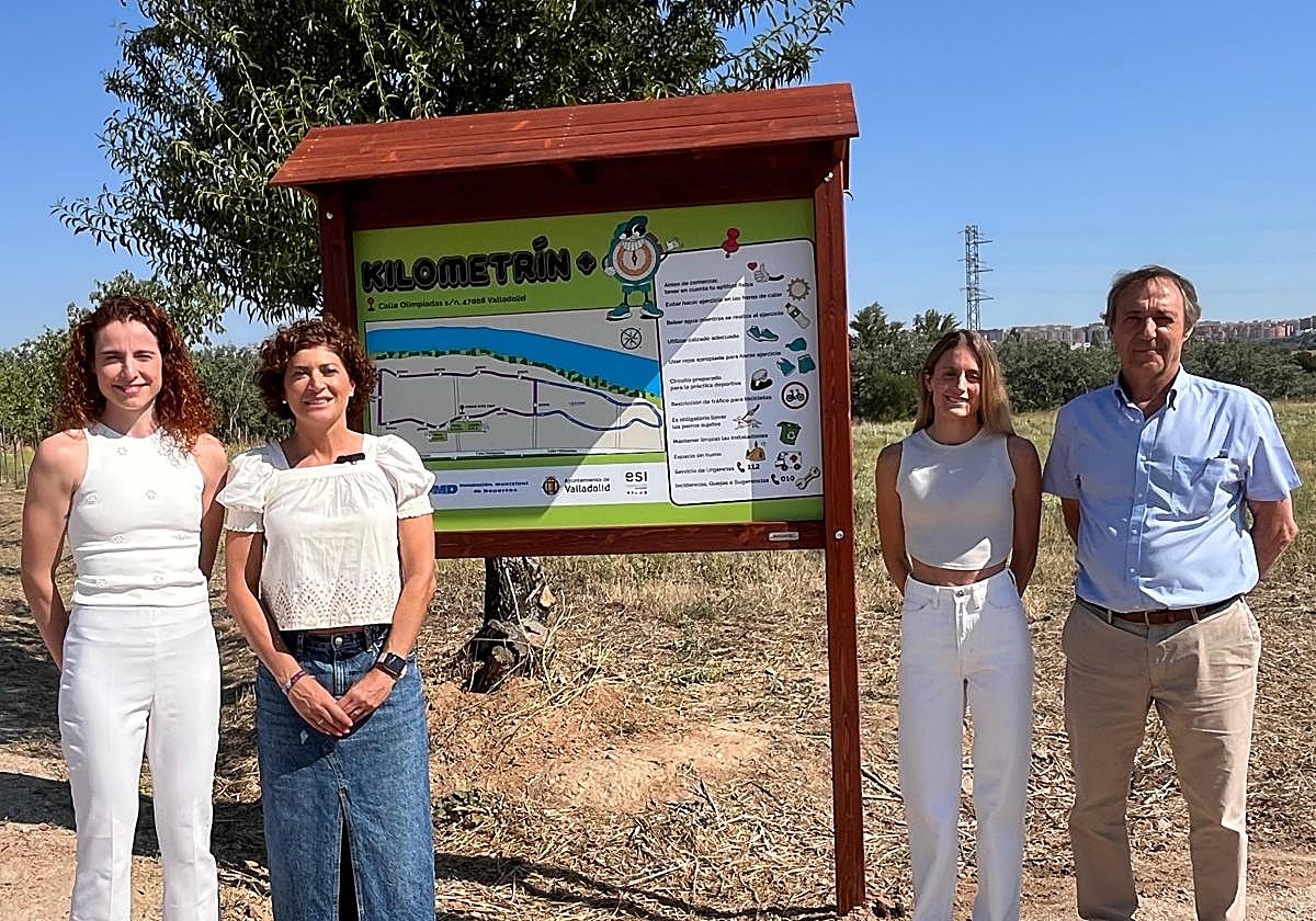 Las atletas Lorena Martín y Lorea Ibarzaban, junto con la concejal Mayte Marínez, durante la inauguración.