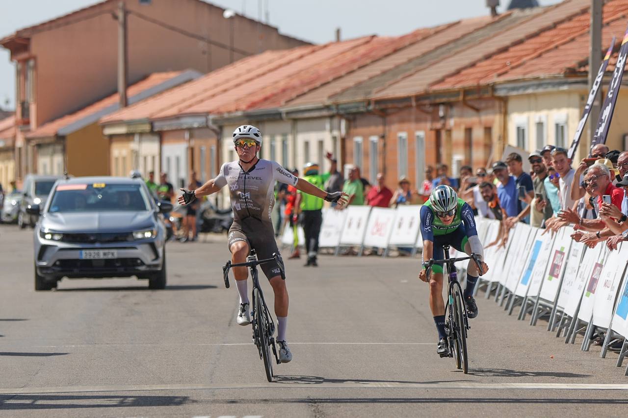 Jordi Artigues, celebra la victoria al sprint, por delante de Cavia.