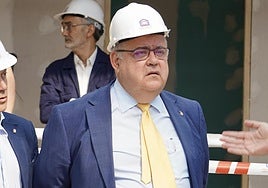 Alejandro Vázquez, titular de Sanidad, durante su visita a las obras del centro de salud de La Magdalena, en Valladolid.