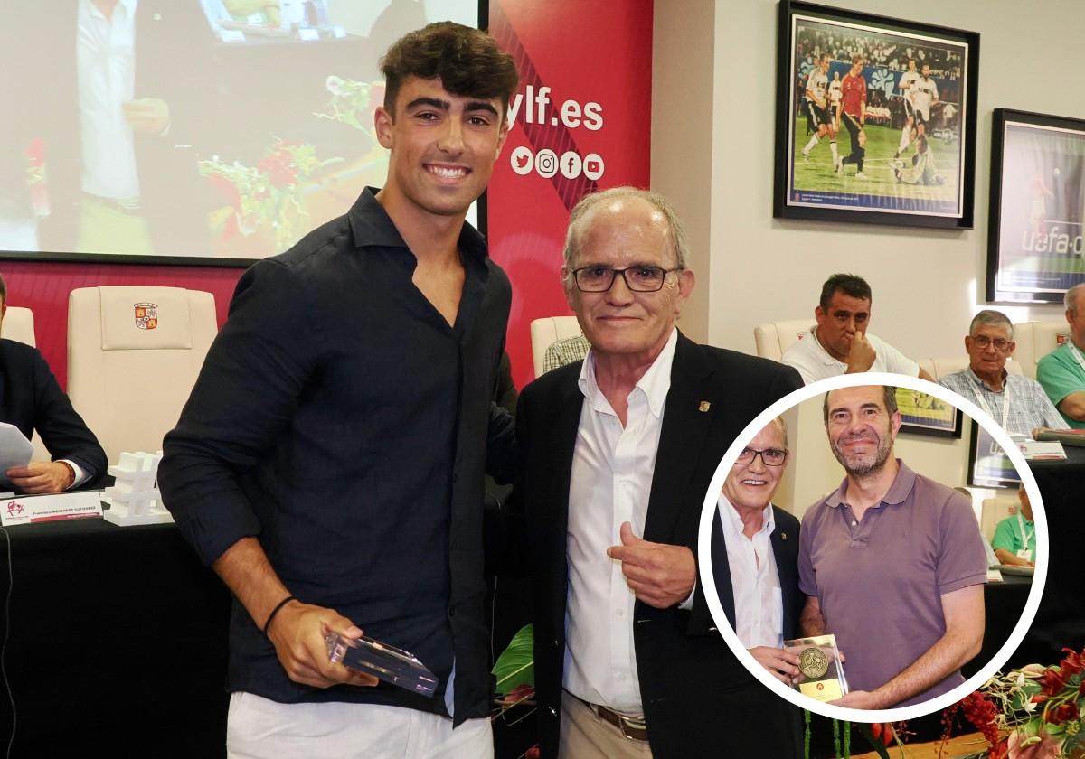 Aceves, con su reconocimiento recibido del presidente de la RFCYF, Marcelino Maté. A la derecha, David Espinar, en el mismo acto.