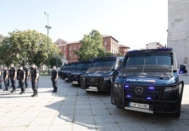 La nueva flota de la UIP, en San Pablo, con los agentes de la unidad.