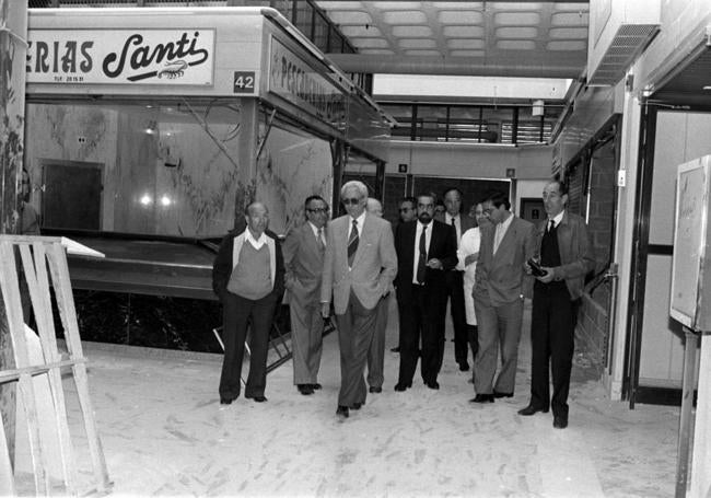 El entonces alcalde, Tomás Rodríguez Bolaños, visita las obras de construcción del el mercado de El Campillo en 1986.