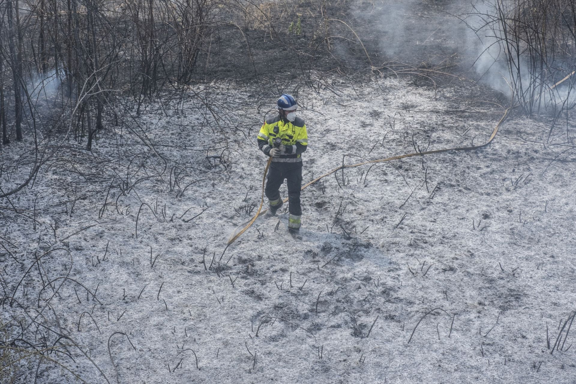 Fotografías del incendio junto al centro de salud de San Lorenzo