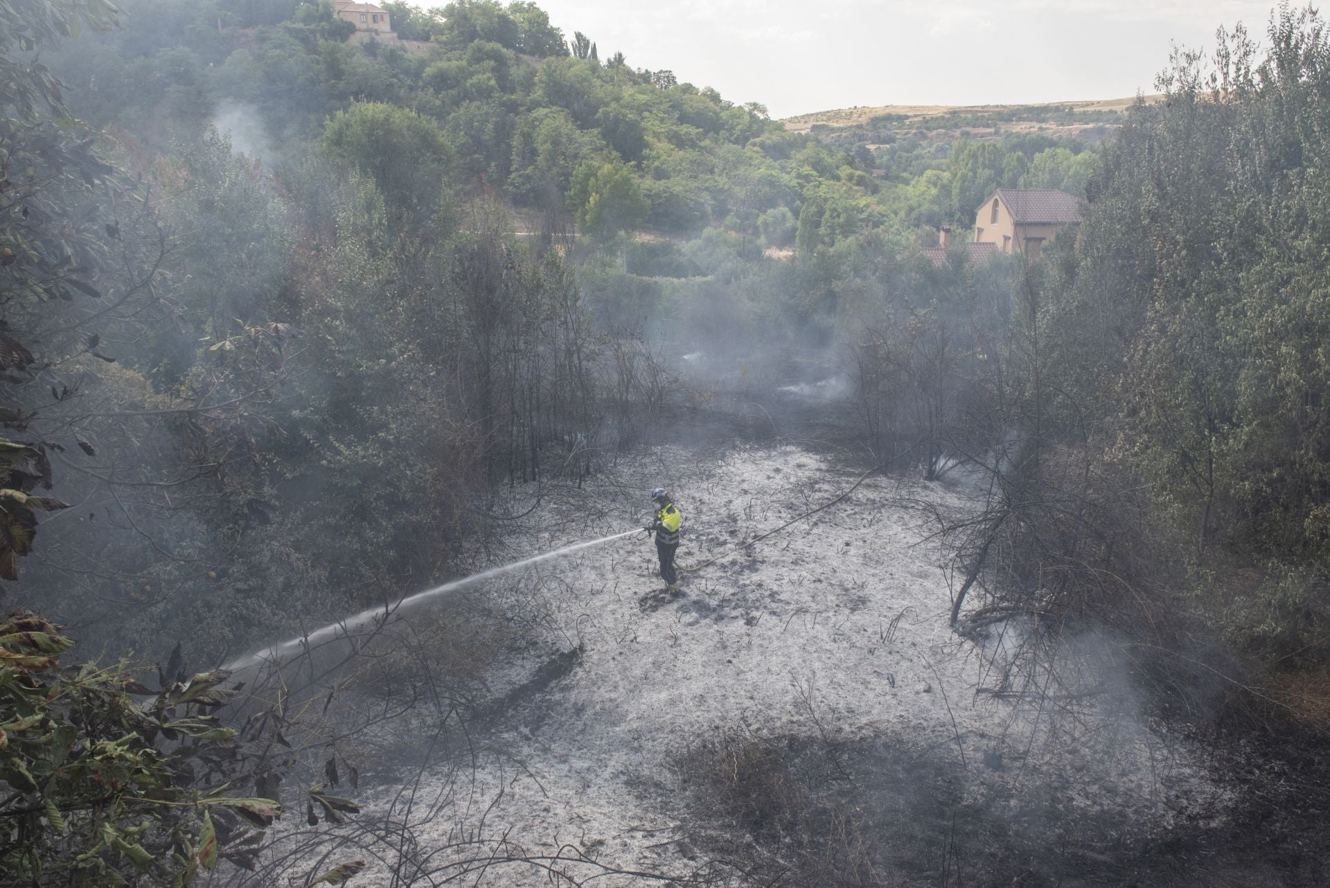 Fotografías del incendio junto al centro de salud de San Lorenzo