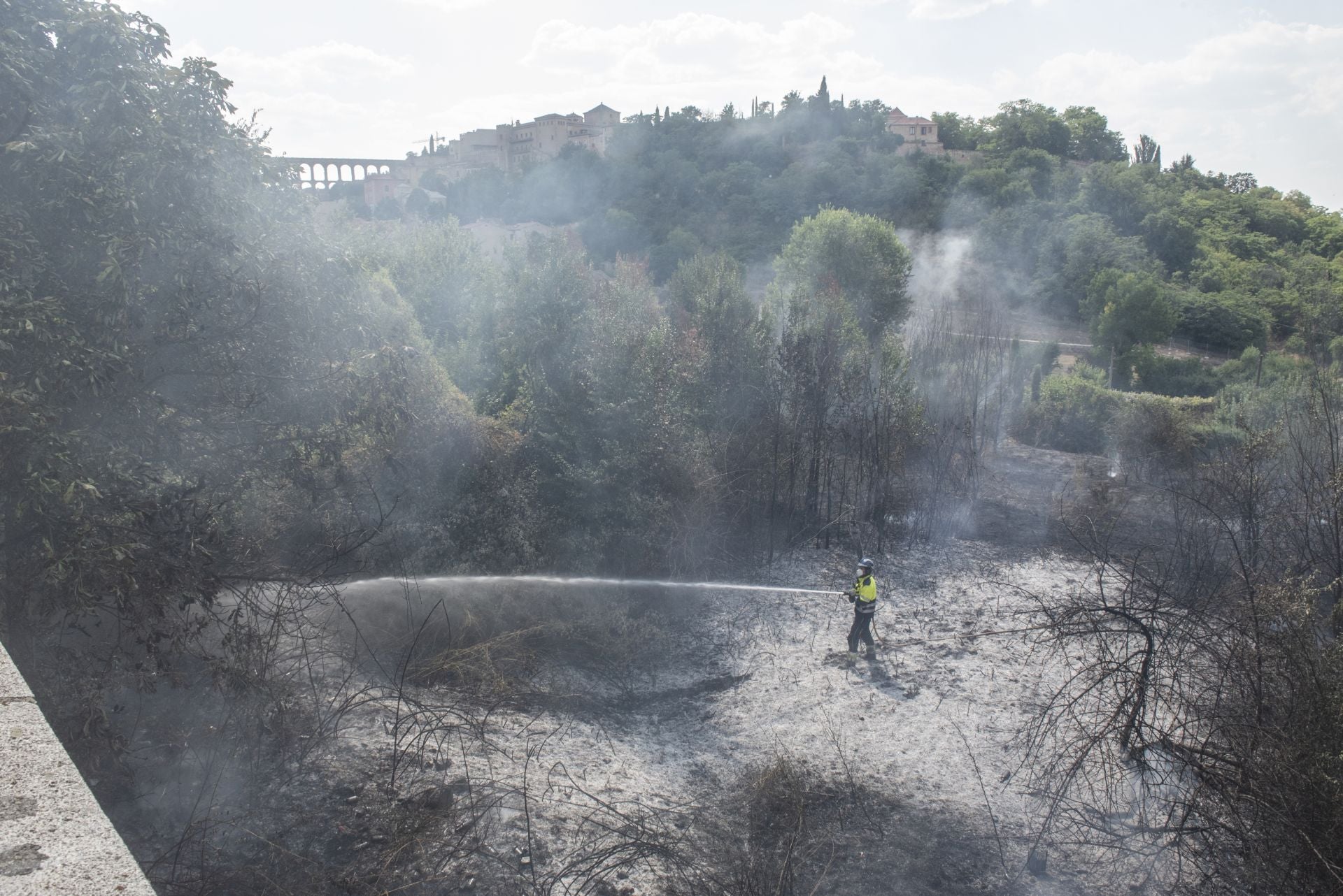 Fotografías del incendio junto al centro de salud de San Lorenzo