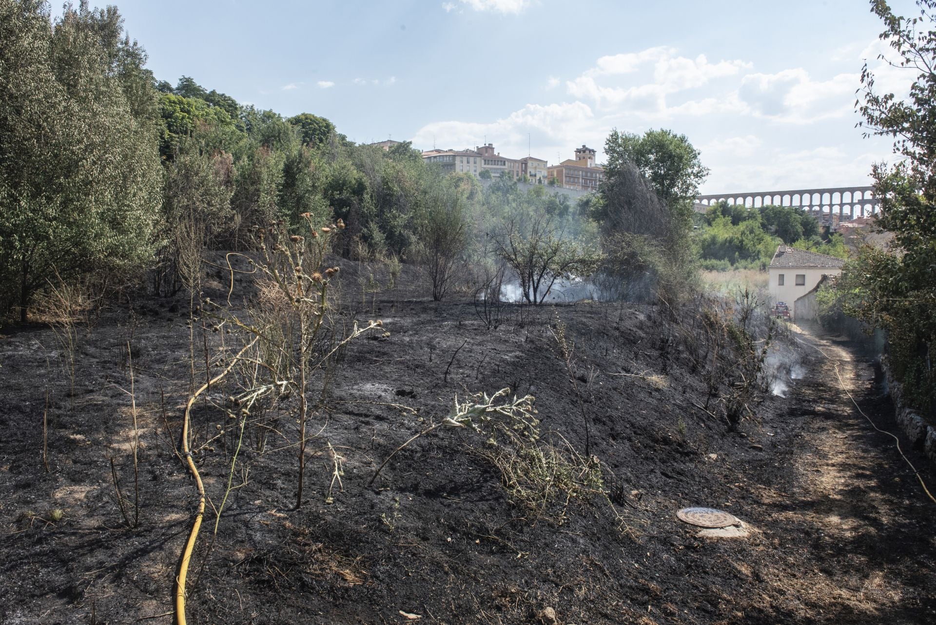 Fotografías del incendio junto al centro de salud de San Lorenzo