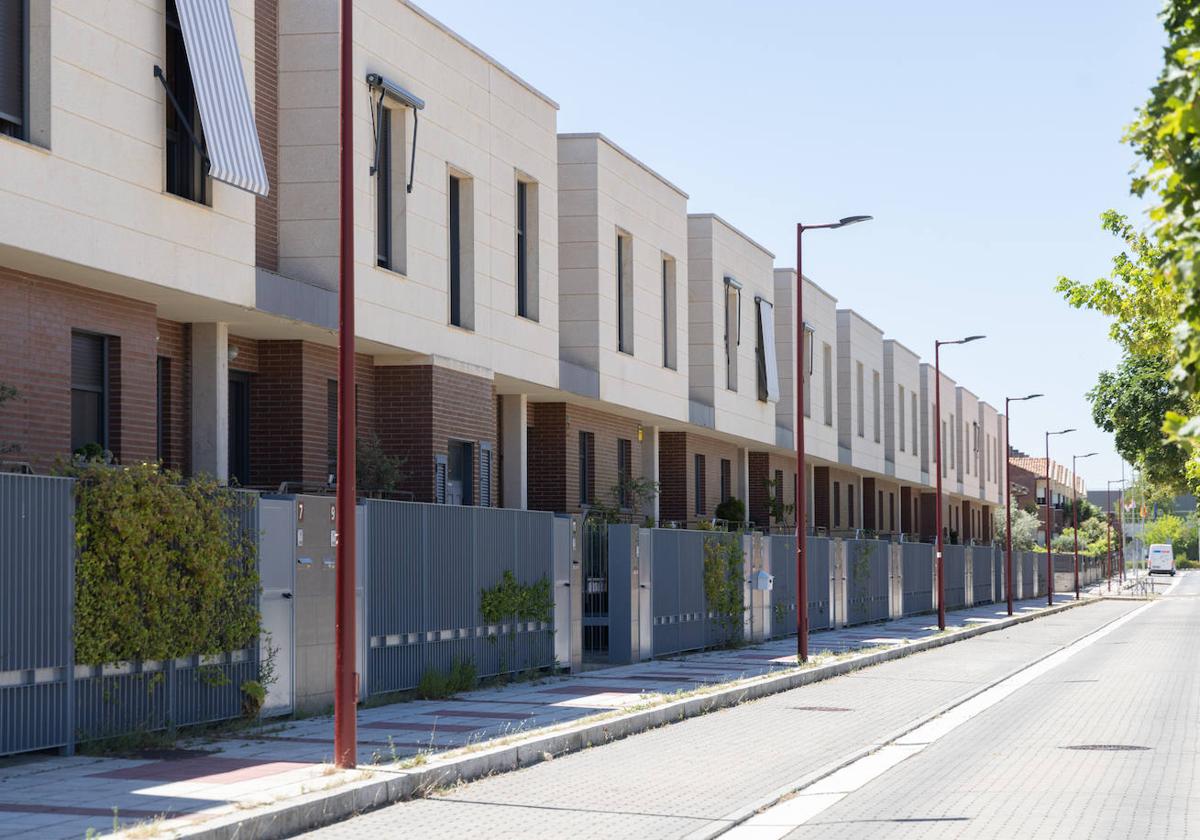 Panorámica de las calles Villán de Tordesillas y Valdenebro de los Valles, del barrio de Las Villas, donde han tenido lugar varios robos.