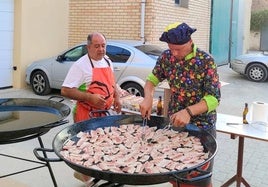 Preparativos del tradicional reparto de huevos y panceta con motivo de las Fiestas Patronales.