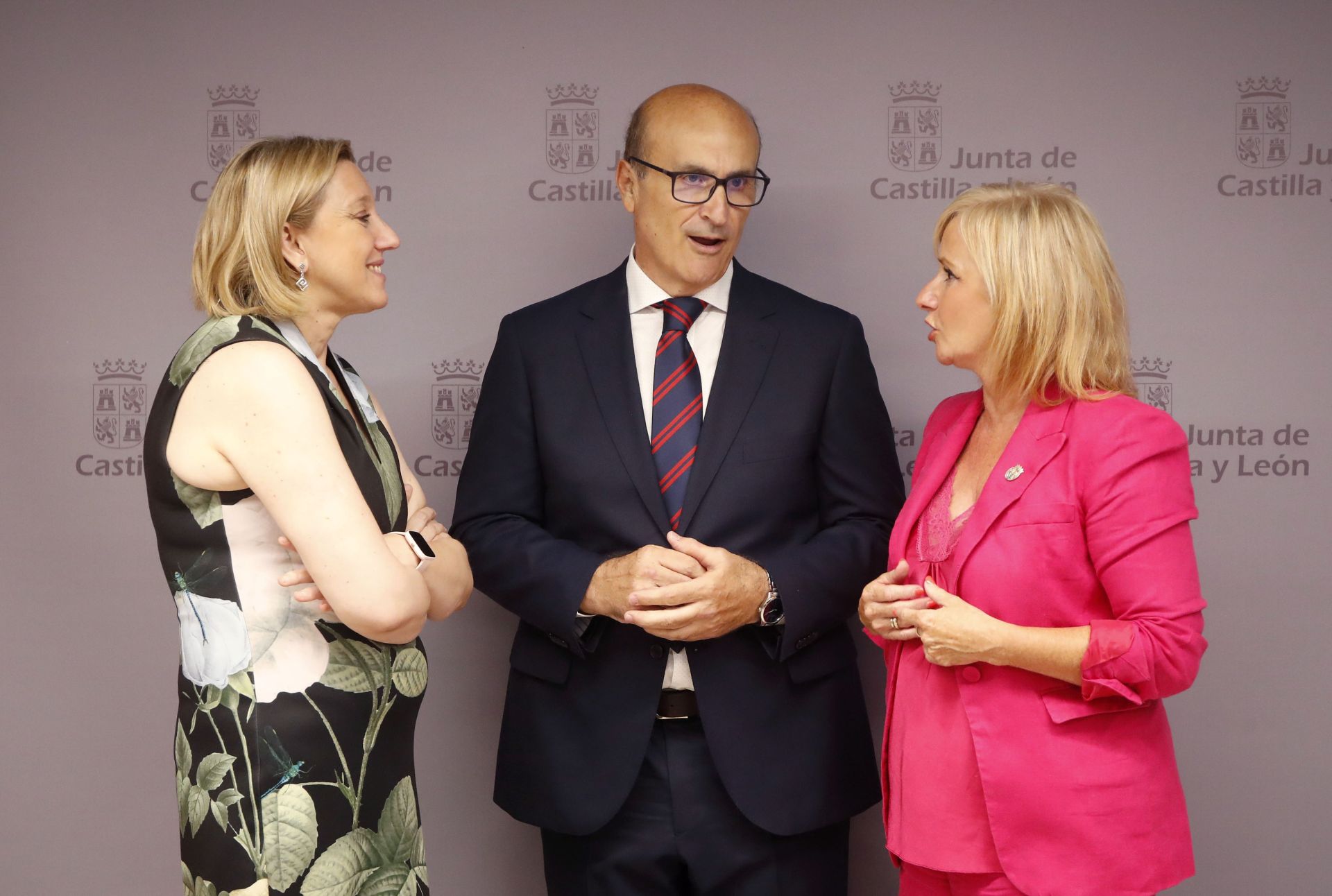 Imagen secundaria 1 - La agenda de Isabel Blanco se multiplica. En las imágenes, junto a Mañueco y González Corral antes de la junta directiva del PP en Madrid; en la toma de posesión del delegado territorial de Zamora, como vicepresidenta, con Leticia García; y en la firma de un convenio como consejera de Familia en Peralejos de Abajo. 