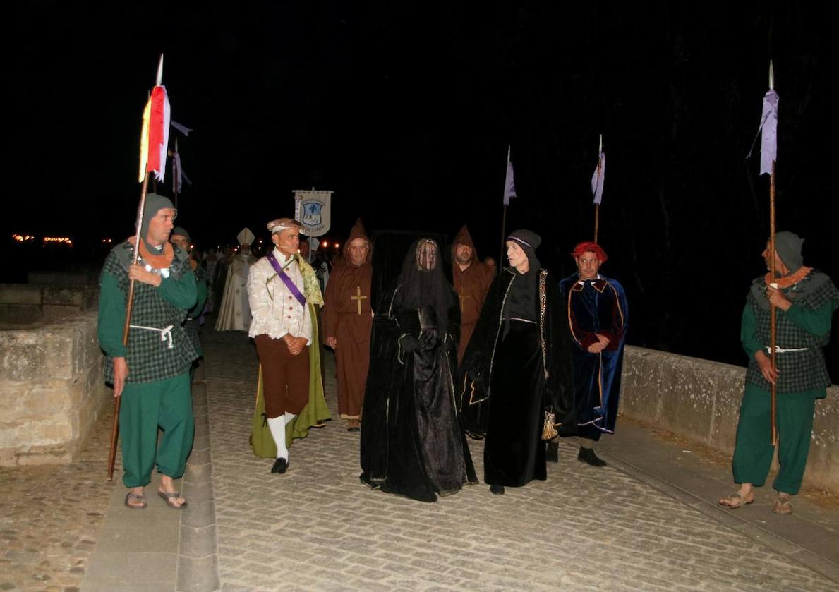 Imagen secundaria 1 - Las piraguas son uno de los atractivos del Verano Cultural y Deportivo de Torquemada; rrepresentación del cortejo fúnebre de Felipe El Hermoso y bautizo de la infanta Catalina de Austria.