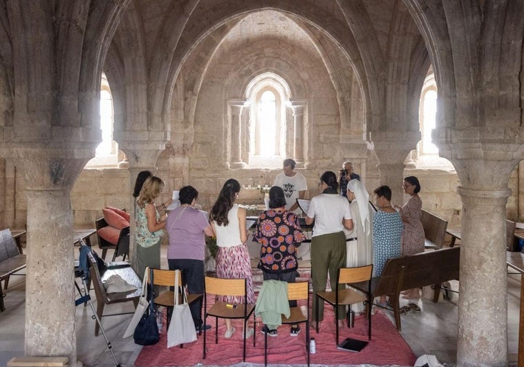 El músico y compositor Germán Yepes imparte un curso de canto en la sala capitular del monasterio de la Santa Espina.