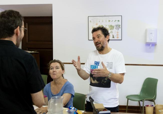 El pintor Miki Leal imparte el taller de pintura.