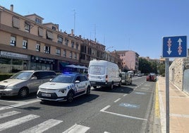 Policía Local corta uno de los carriles en la avenida Vía Roma.