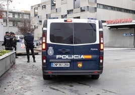 La Policía Nacional, en la puerta de Urgencias del Clínico en una imagen de archivo.