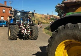 El tractor de Iker cerraba el cortejo fúnebre hasta la iglesia de la localidad.