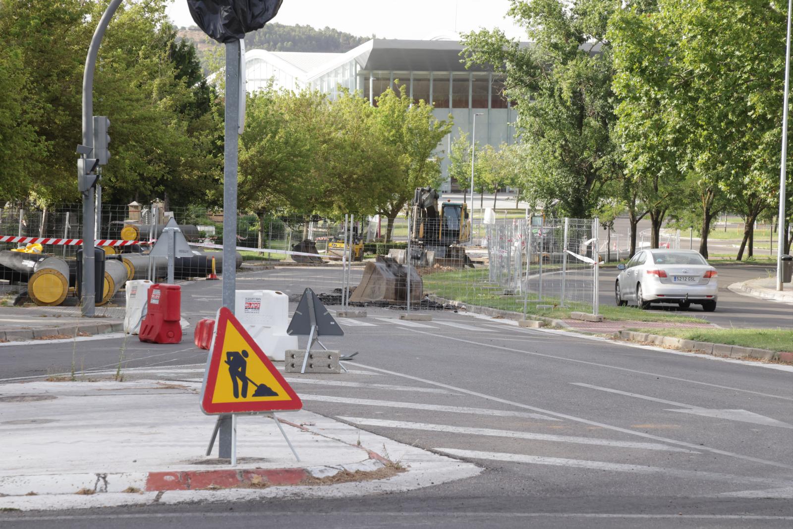 Corte en la calle Profesor Adolfo Miaja de la Muela por las obras de la red de calor.